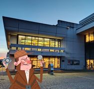 Was macht der Detektiv vor der Stadtbibliothek?